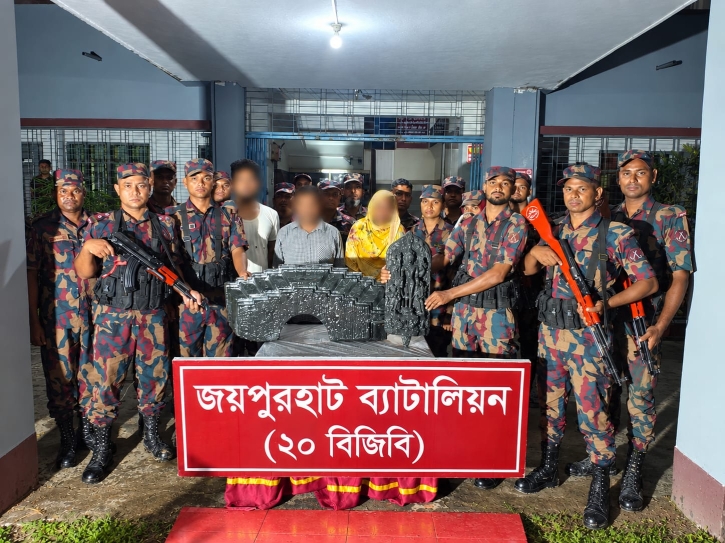 জয়পুরহাটে বিজিবি-পুলিশের যৌথ অভিযানে কষ্টিপাথরের মূর্তি উদ্ধার, আটক ৩